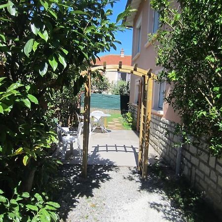 T2 Refait A Neuf Avec Petit Jardin Et Parking Apartman Millau Kültér fotó